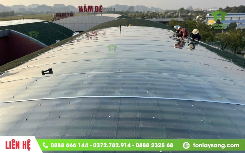 Thi công mái nhà hàng bằng tấm Polycarbonate