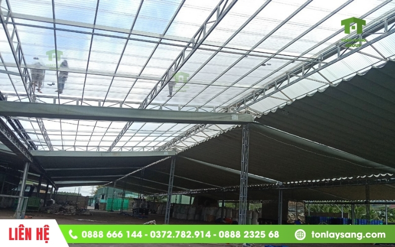 Mái che nhà xưởng bằng tấm poly solar light dạng tôn sóng