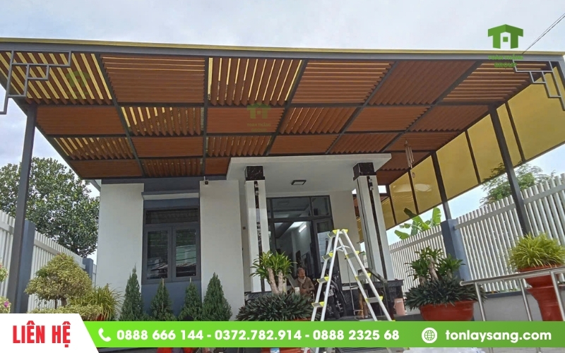 Mái hiên nhà bằng tấm polycarbonate