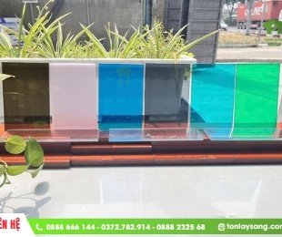 Tấm poly trong suốt với poly màu – loại nào chống nóng tốt hơn