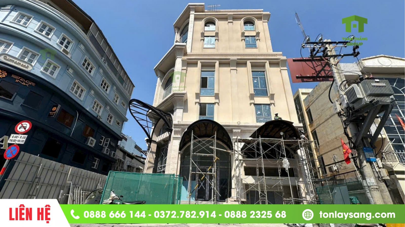 Thi công mái che polycarbonate Solar Light cho mặt tiền nhà phố, tăng tính thẩm mỹ và khả năng lấy sáng tự nhiên.