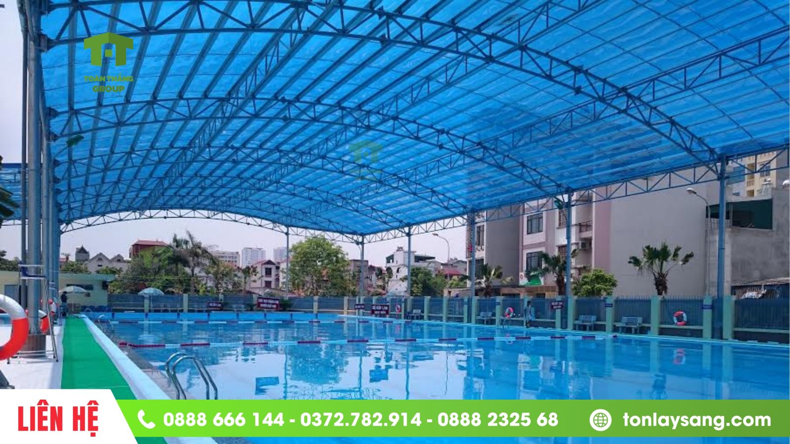 Mái che hồ bơi sử dụng tấm poly Solar Light giúp lấy sáng hiệu quả