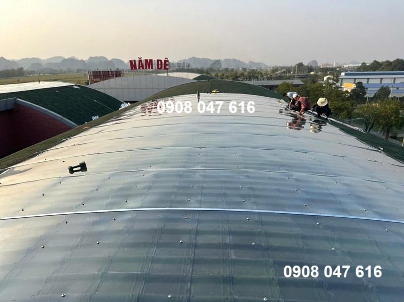 thi công tấm lợp lấy sáng poly đặc
